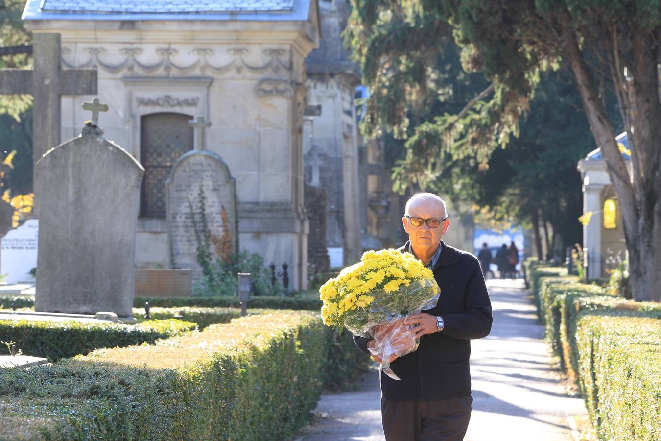 Los cementerios alaveses se llenan de flores y recuerdos
