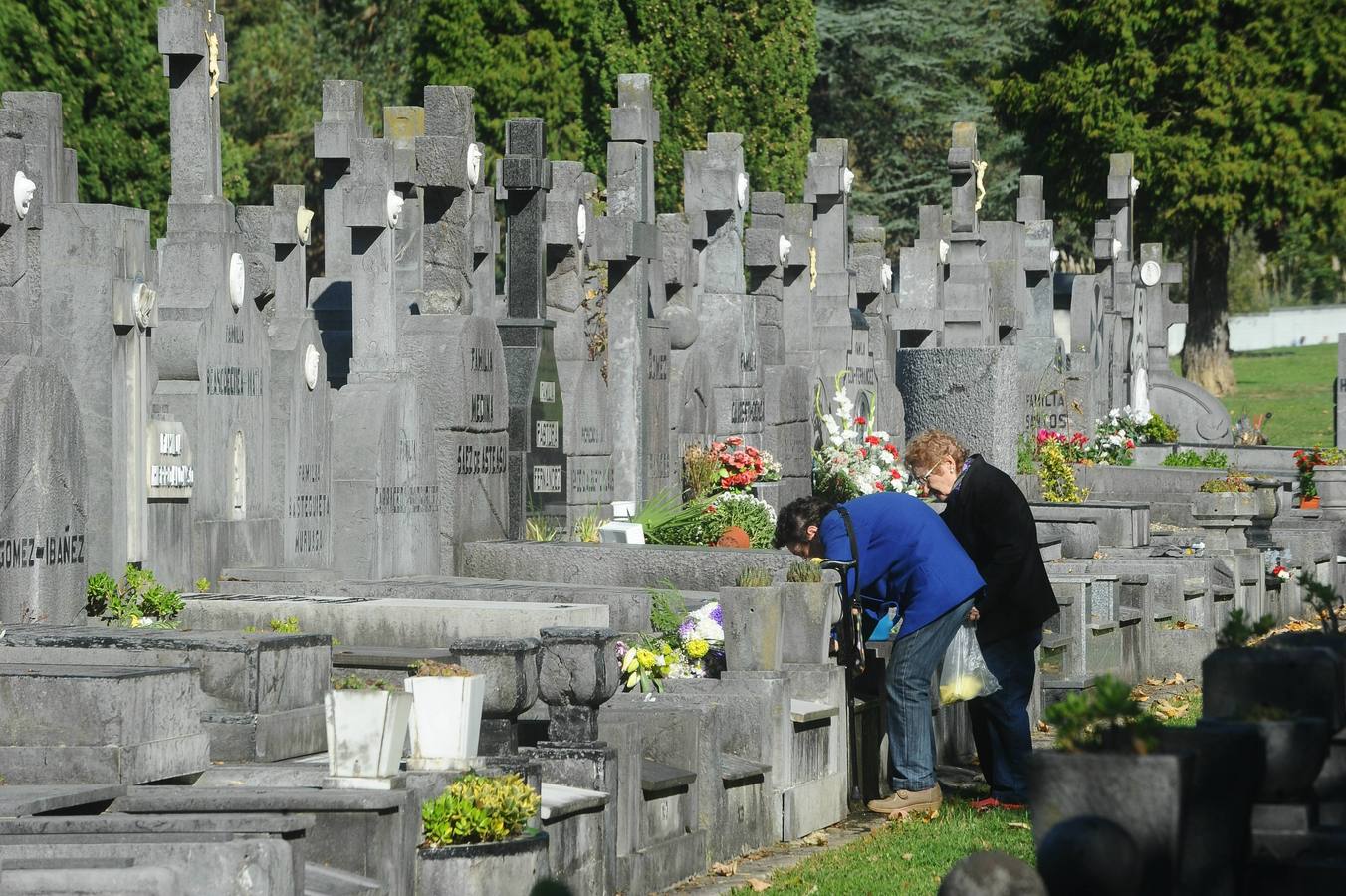 Día de Todos Los Santos en los cementerios vizcainos