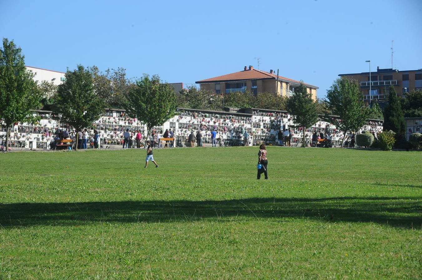 Día de Todos Los Santos en los cementerios vizcainos
