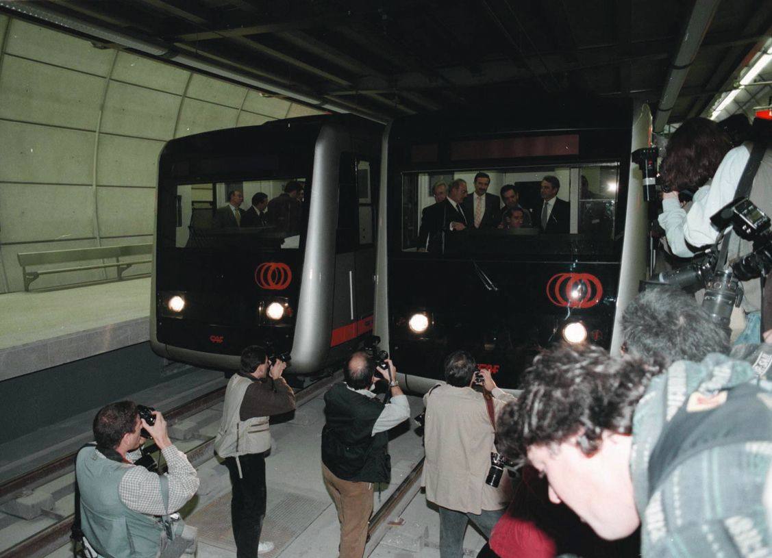 Dos unidades de la primera generación UT-500 son retratadas por los fotógrafos profesionales.