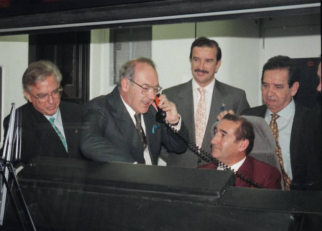 El lehendakari Ardanza comunica el inicio de la marcha, en presencia de Josu Bergara, Josu Ortuondo y Eukeni Larrondo (derecha).