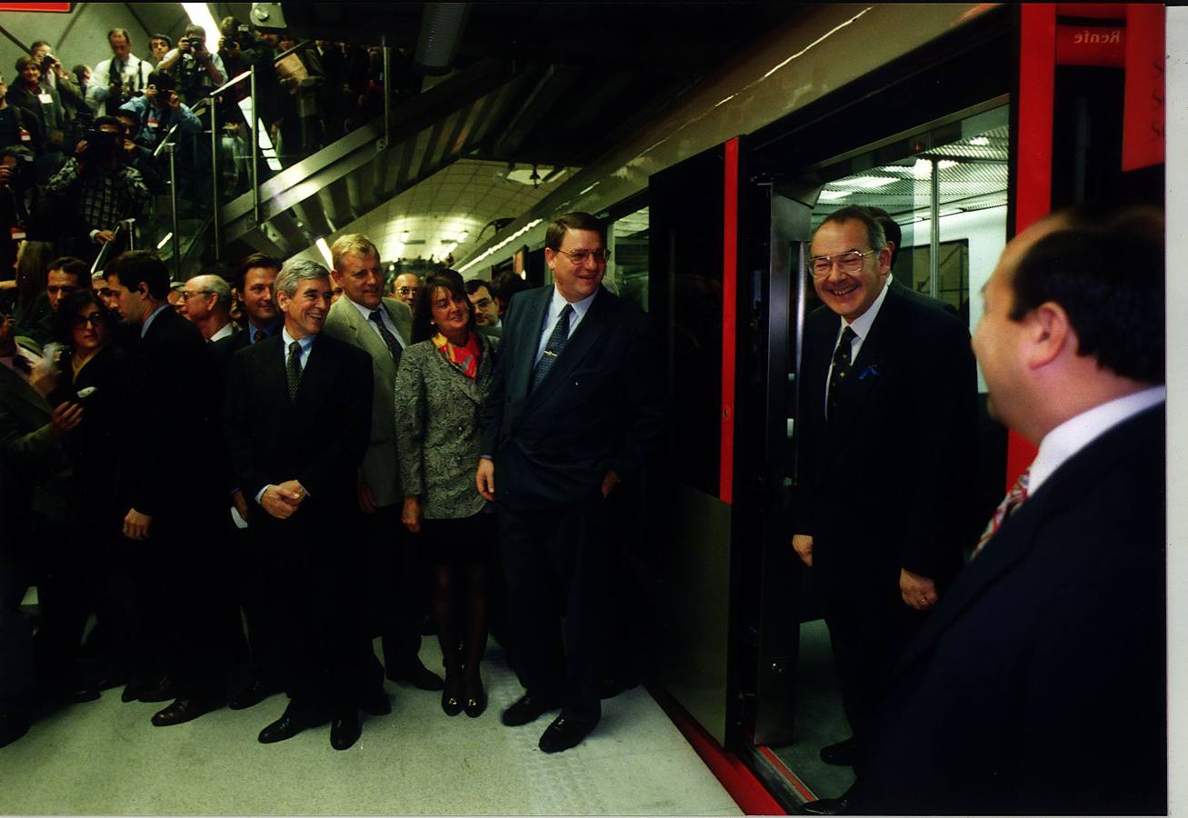 Ardanza abandona la unidad ante la mirada de decenas de invitados vips a la inauguración del suburbano