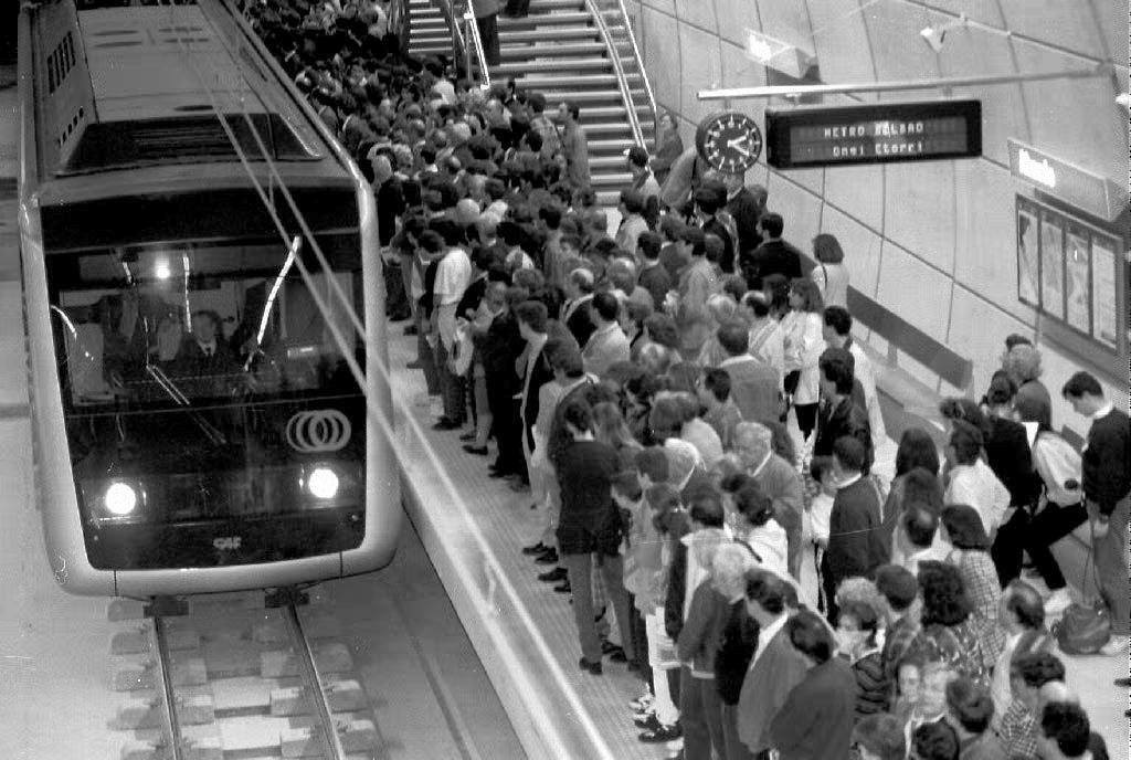 Decenas de personas esperan en Abando a que llegue la primera unidad que inicia el servicio para viajeros.