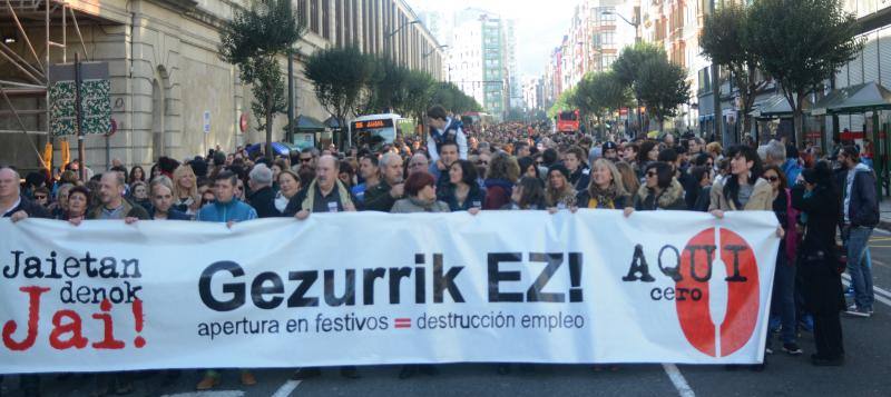 Miles de personas rechazan en Bilbao la apertura de comercios en festivos