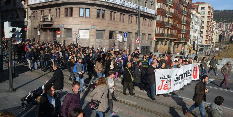 Miles de personas rechazan en Bilbao la apertura de comercios en festivos