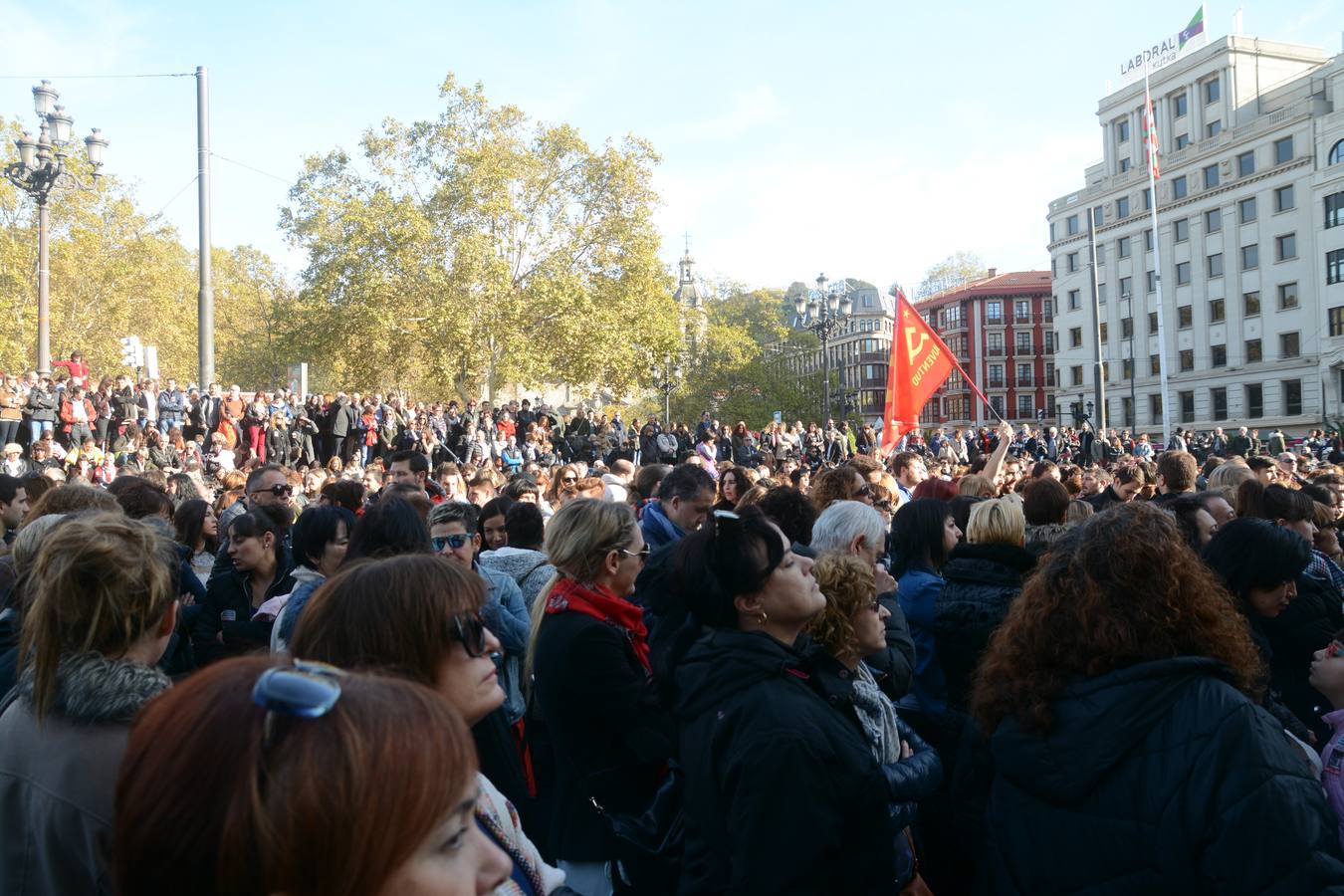 Miles de personas rechazan en Bilbao la apertura de comercios en festivos