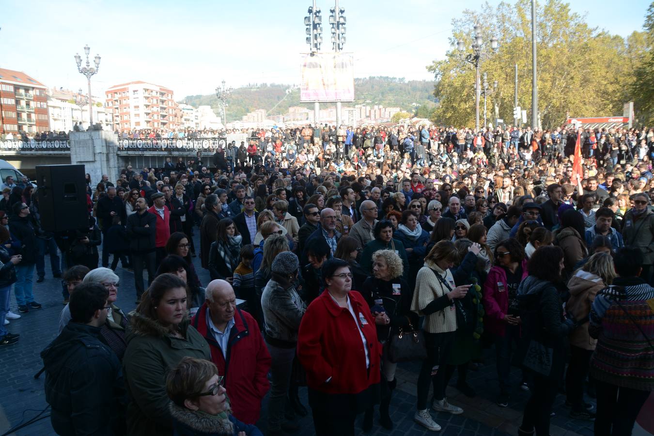 Miles de personas rechazan en Bilbao la apertura de comercios en festivos