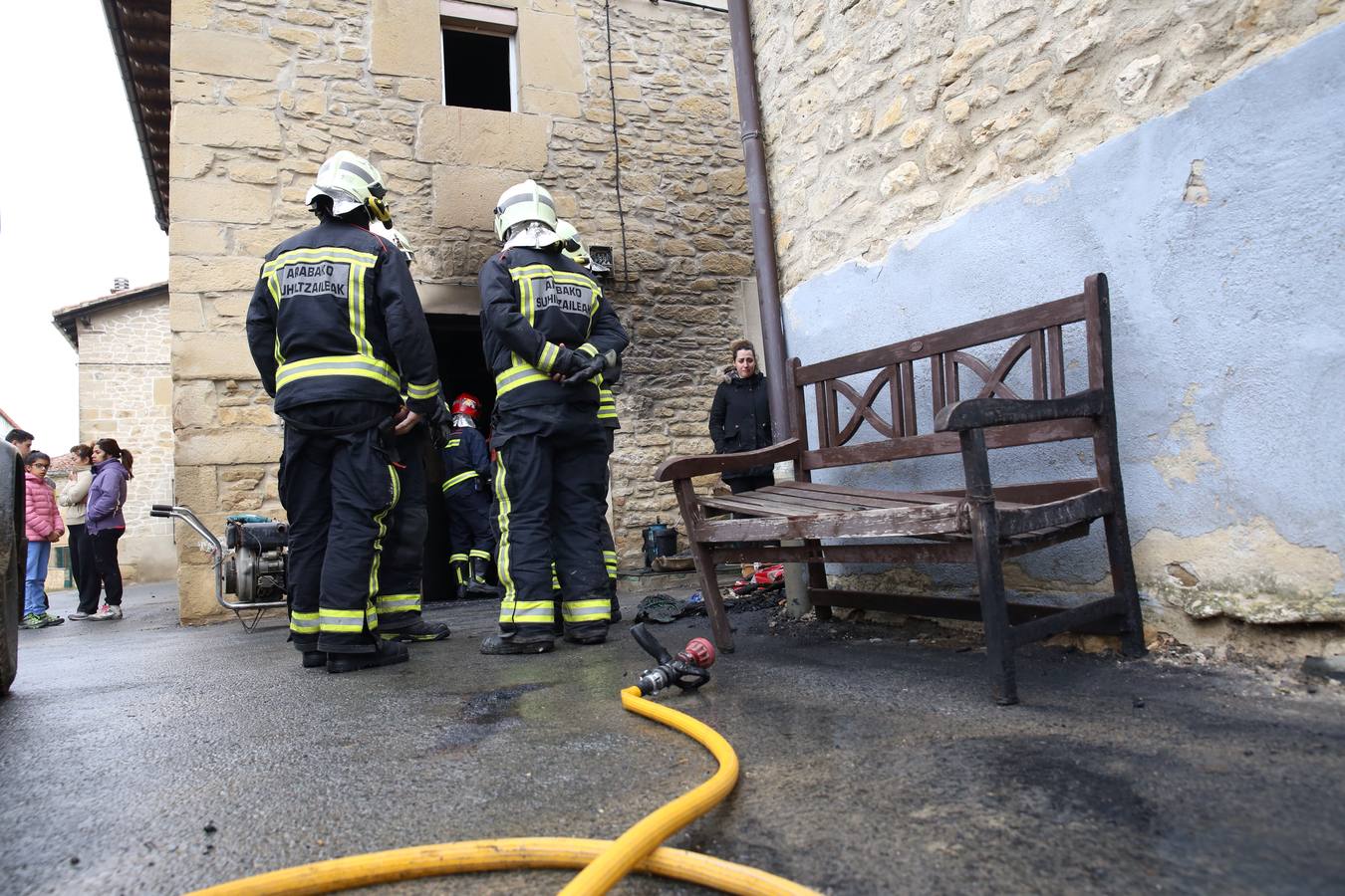 Fallece un hombre en un incendio en una casa en Tuesta