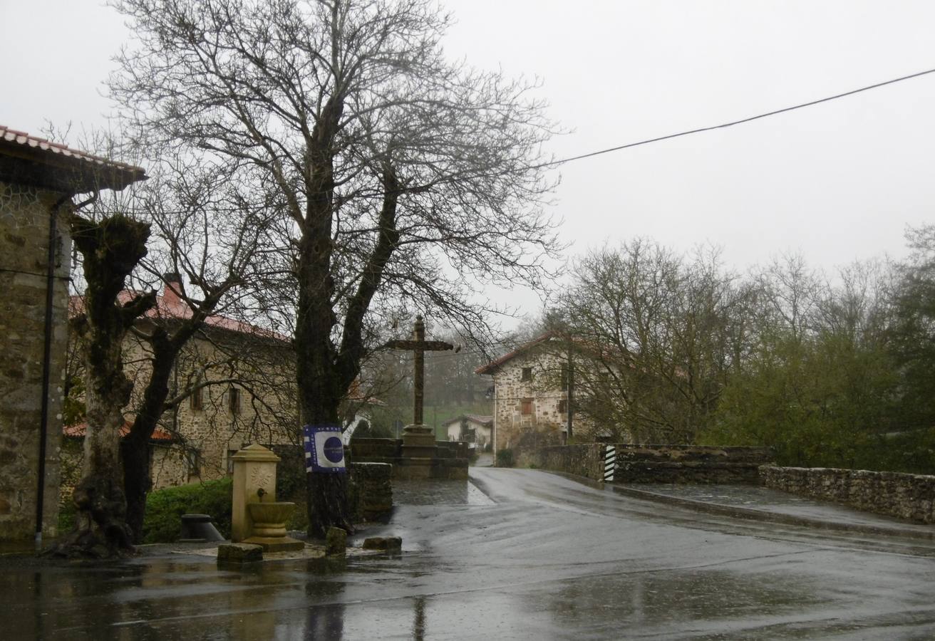 Cruz, fuente y puente de Oleta. 