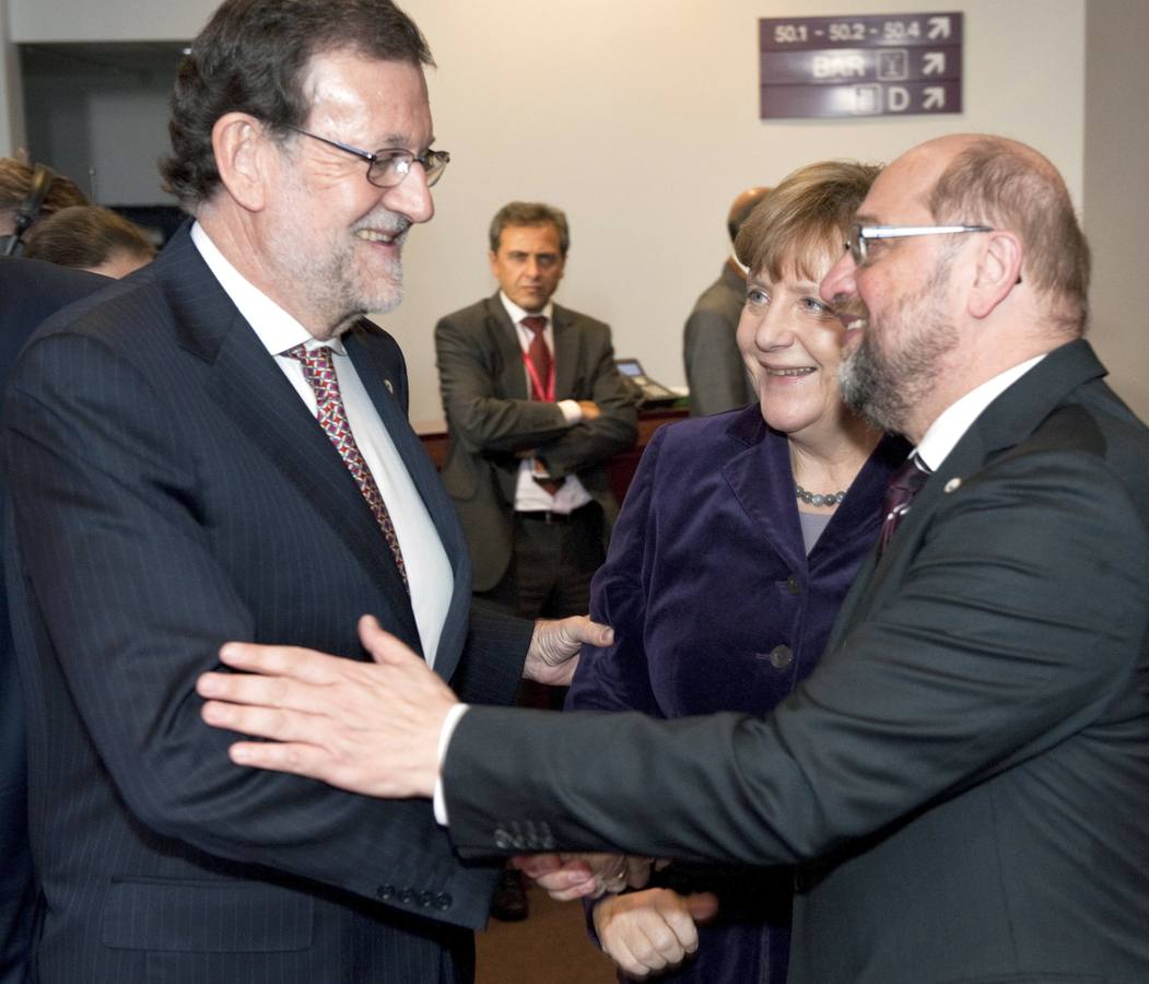 El jefe del Gobierno español conversa con el presidente del Parlamento Europeo, Martin Schulz, en presencia de Ángela Merkel.