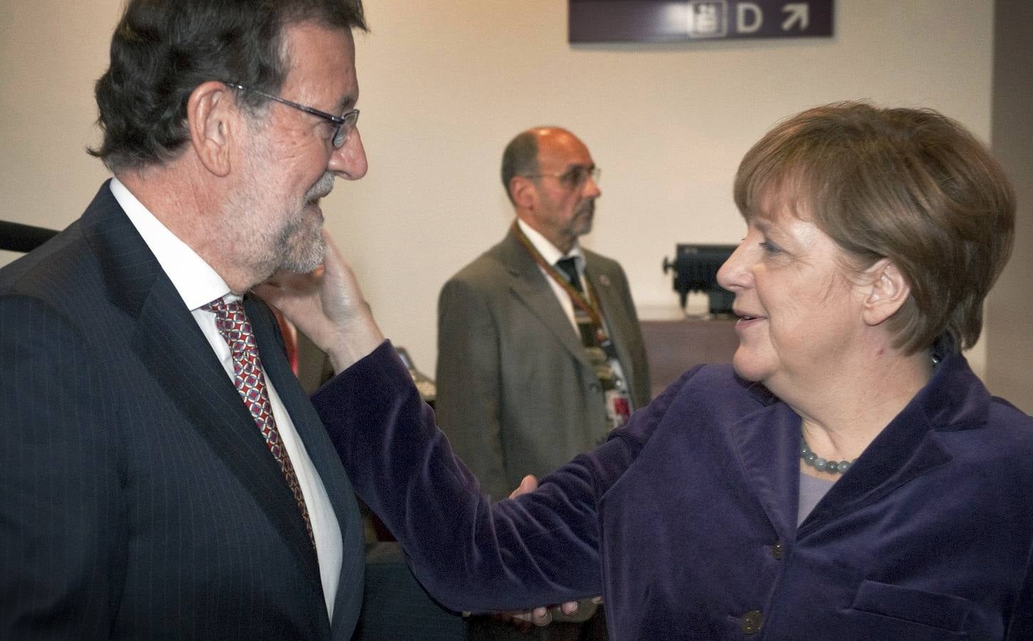 Merkel posa su mano en la mejilla donde Rajoy recibió el puñetazo