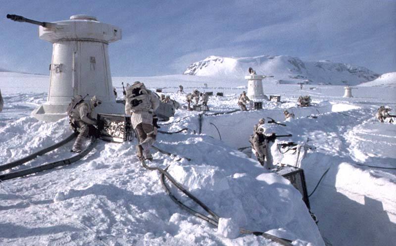 Hoth. Es un planeta helado cuya temperatura permanece bajo cero durante todo el día. Cuenta con depredadores como el Wampa y el Tauntaun.