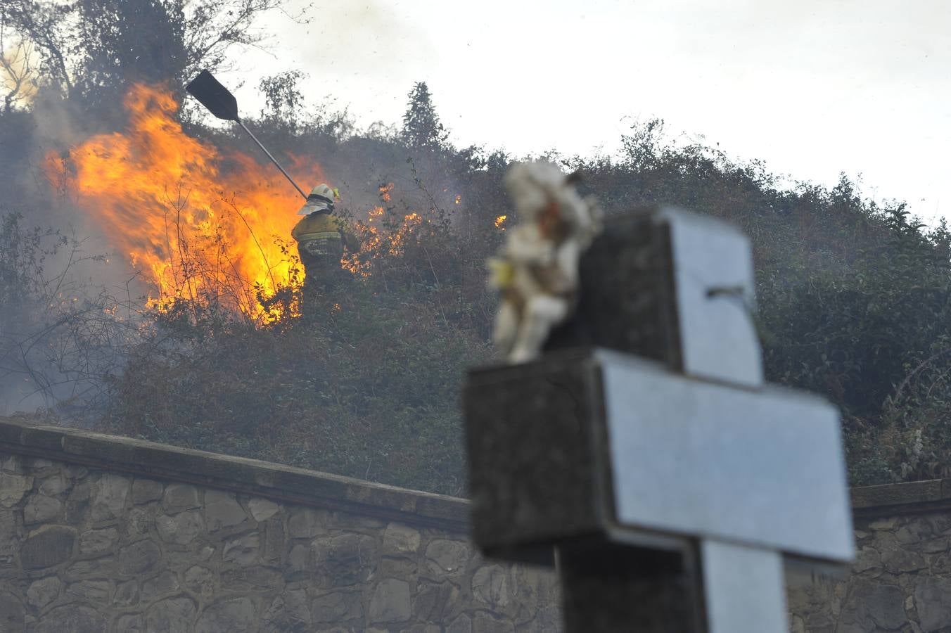 El incendio declarado en Berango, en imágenes