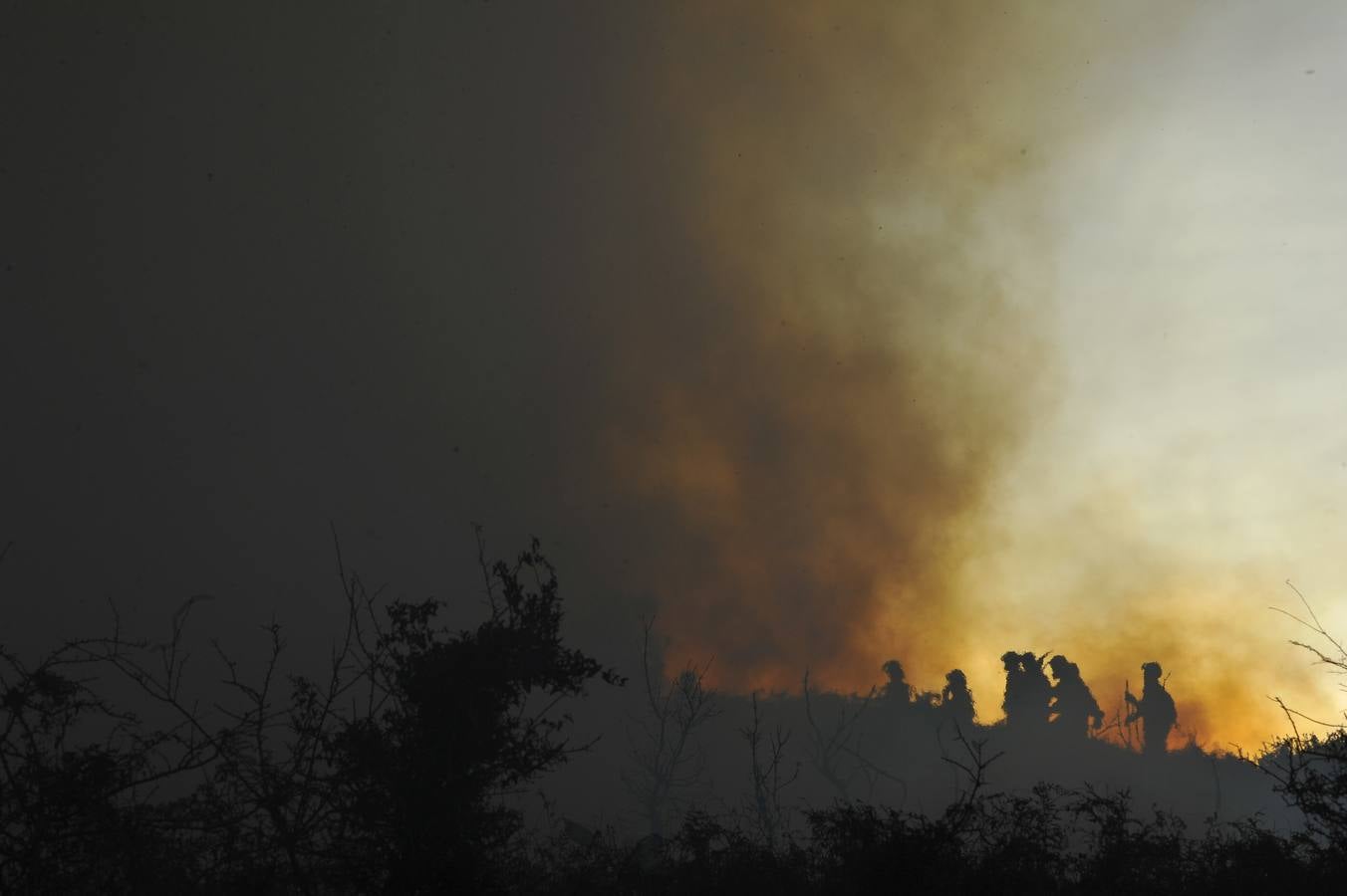 El incendio declarado en Berango, en imágenes