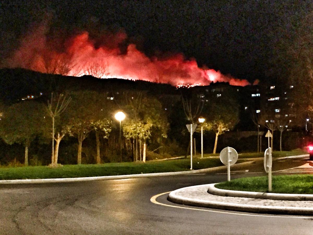 El incendio declarado en Berango, en imágenes