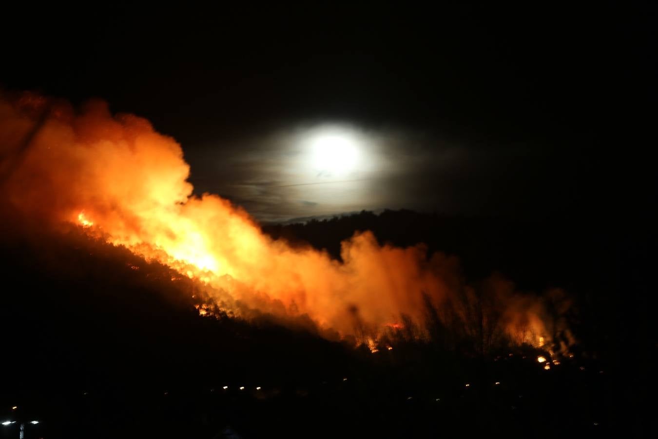 El incendio declarado en Berango, en imágenes