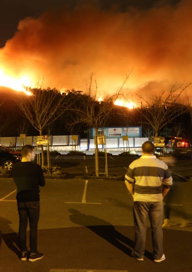 El incendio declarado en Berango, en imágenes