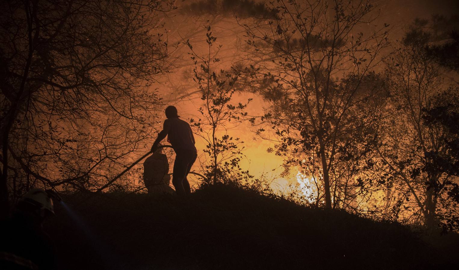 El incendio declarado en Berango, en imágenes