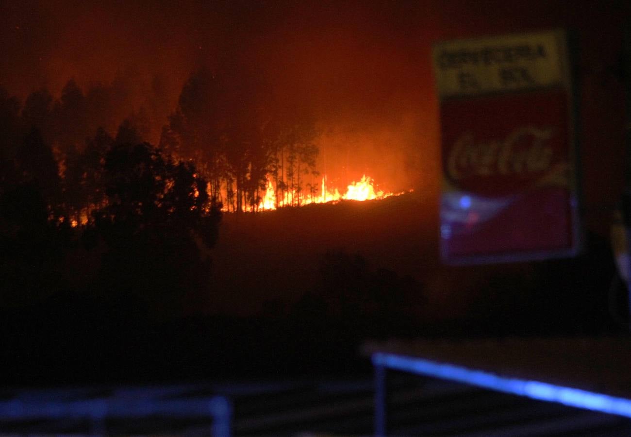 El incendio declarado en Berango, en imágenes