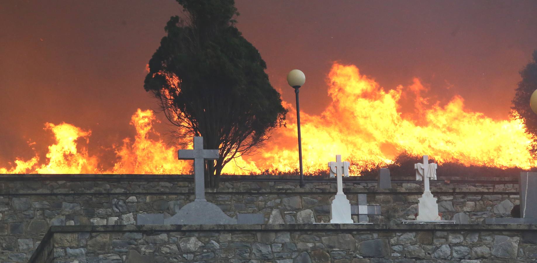 El incendio declarado en Berango, en imágenes