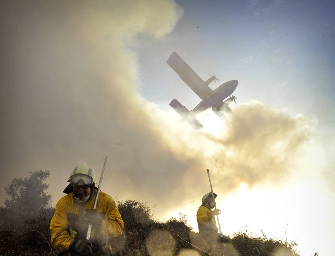 El incendio declarado en Berango, en imágenes