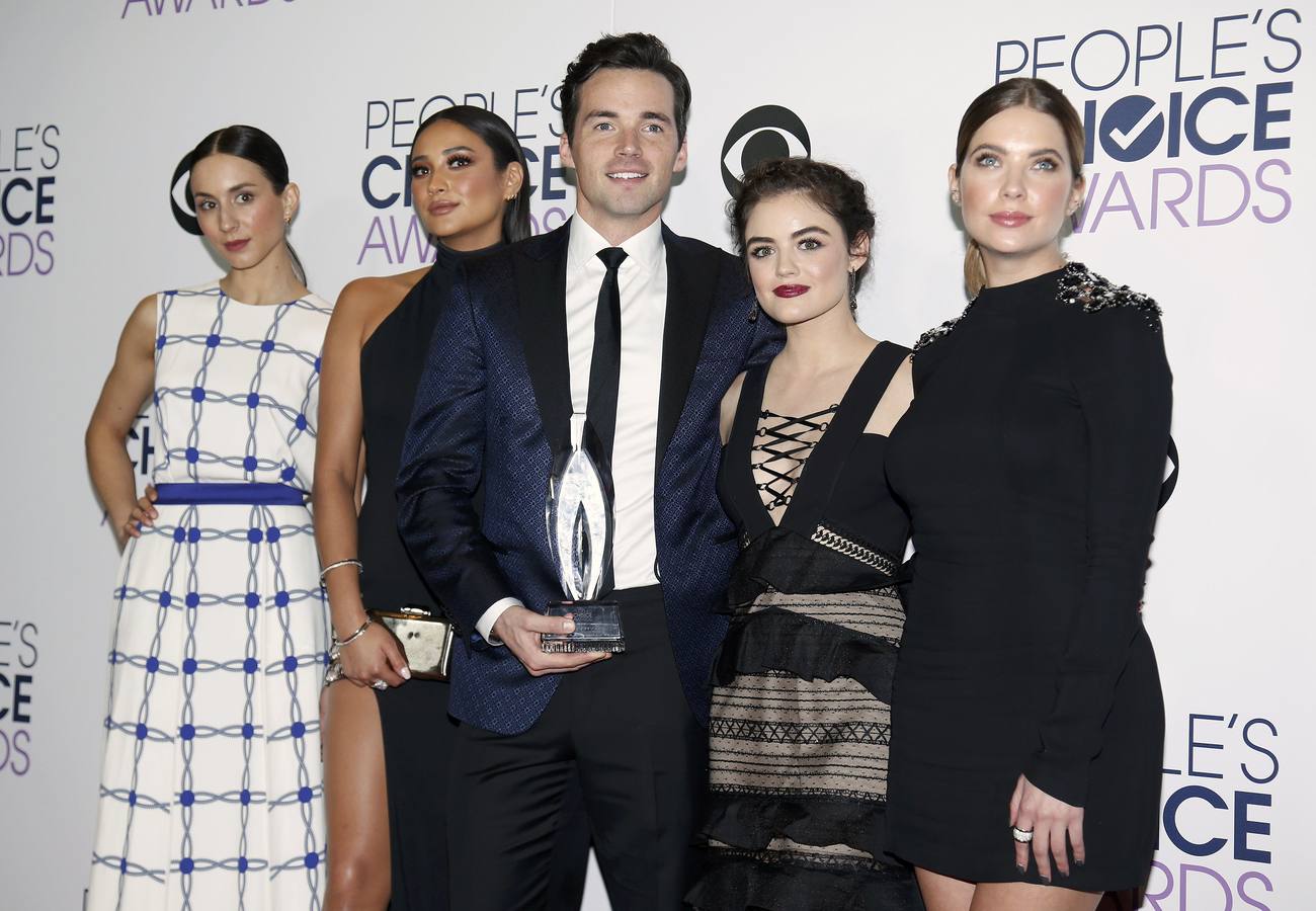 El reparto de 'Pretty Little Liars', escogida como serie dramática favorita en un canal por cable.