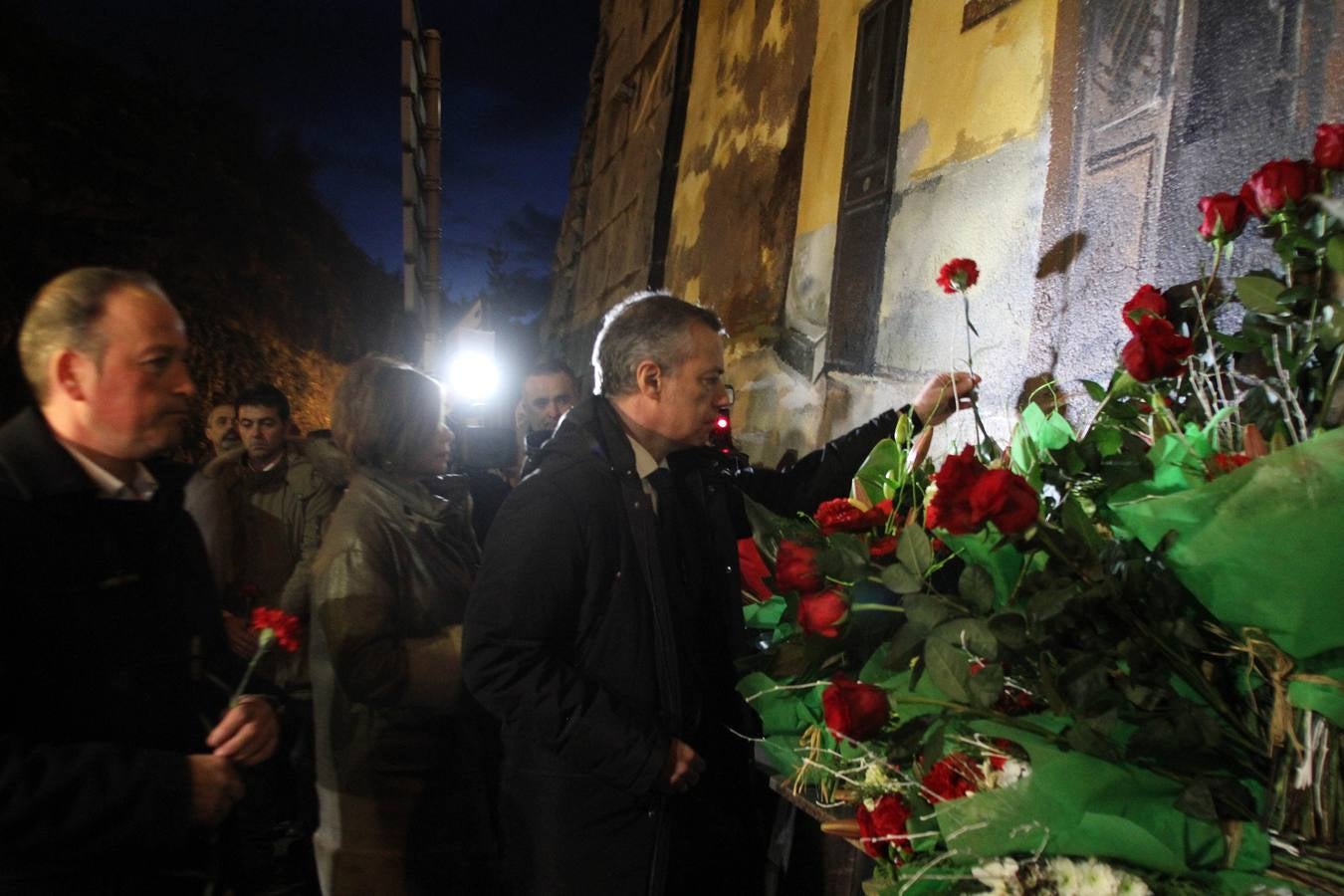 Urkullu participa en la ofrenda floral en Alonsotegi por las víctimas del Bar Aldana