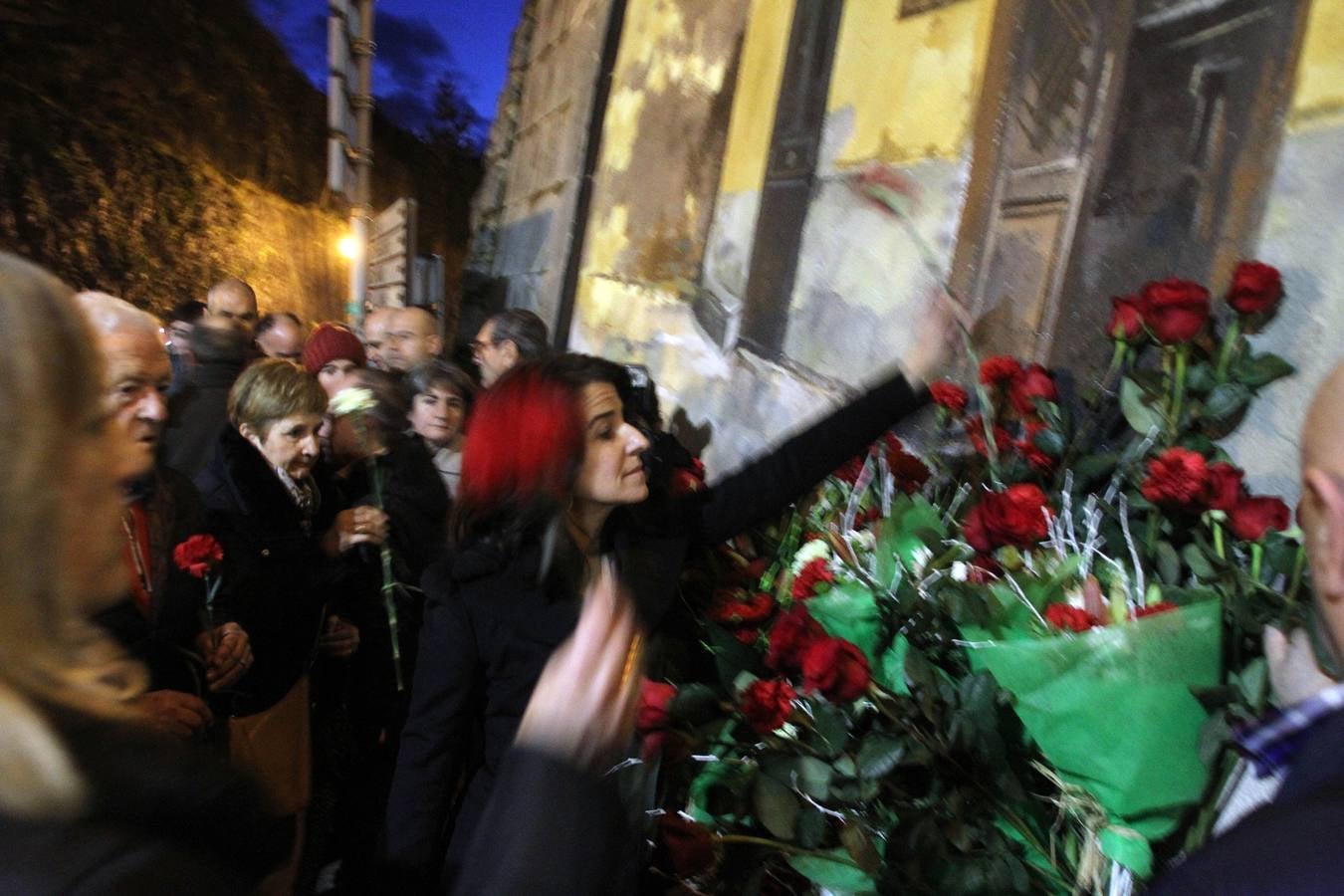 Urkullu participa en la ofrenda floral en Alonsotegi por las víctimas del Bar Aldana