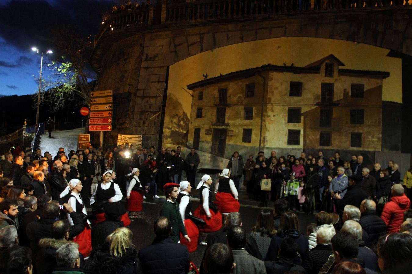 Urkullu participa en la ofrenda floral en Alonsotegi por las víctimas del Bar Aldana