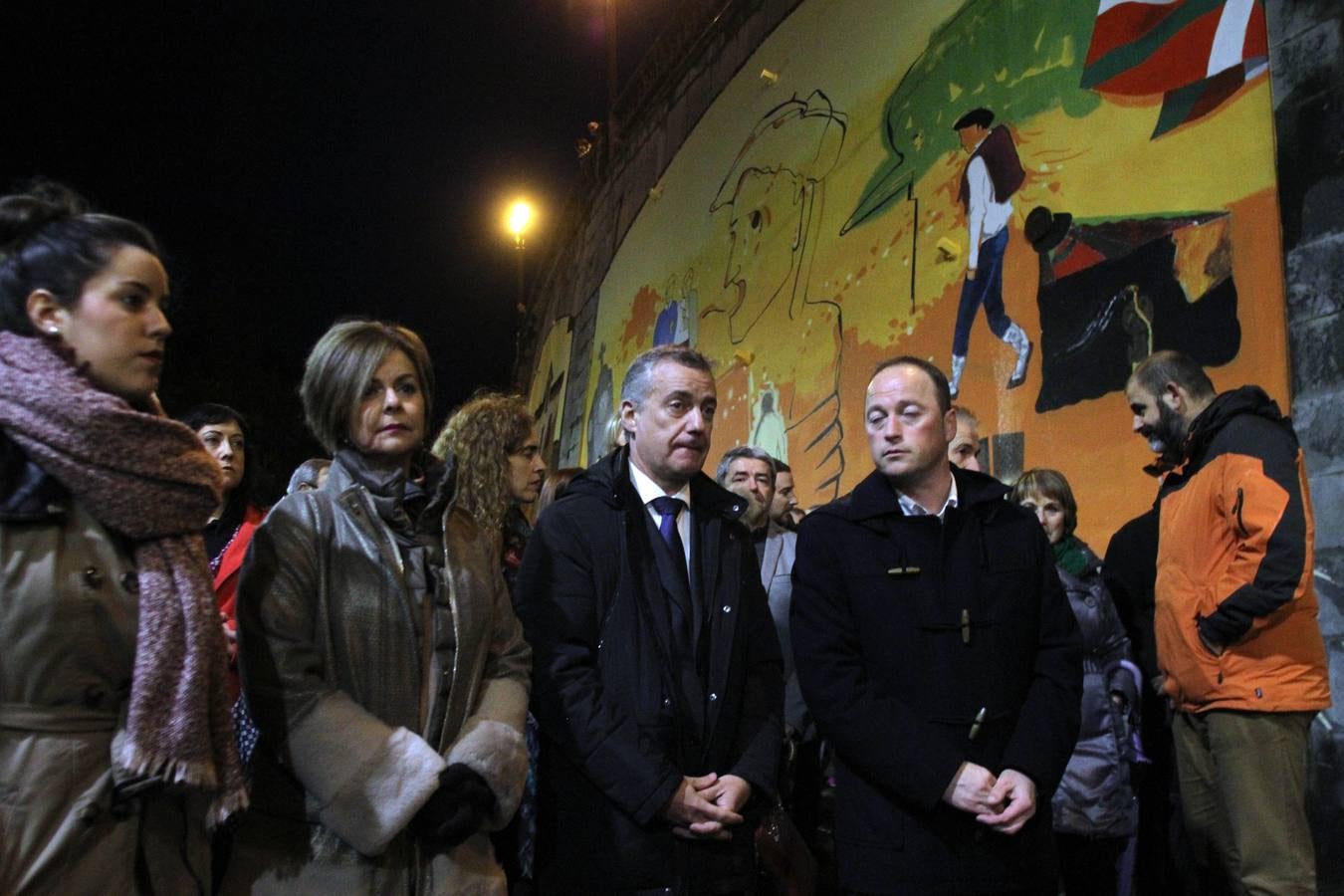 Urkullu participa en la ofrenda floral en Alonsotegi por las víctimas del Bar Aldana