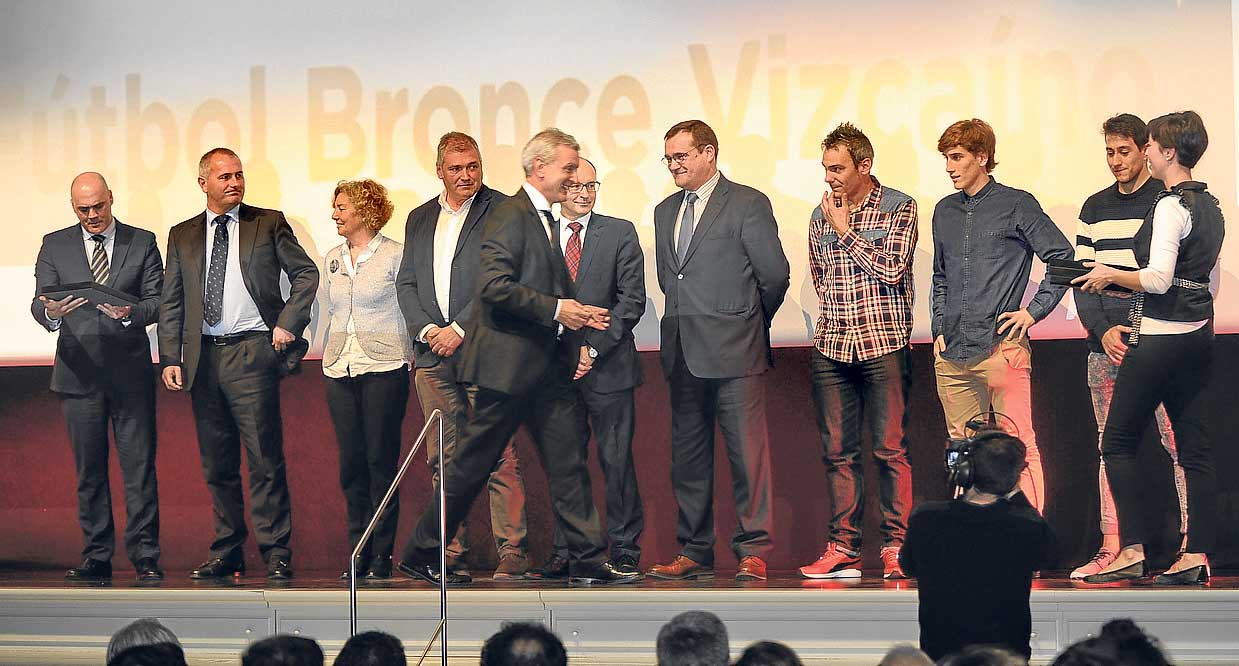 Ángel Pereda, redactor jefe de Deporte, entregó los premios a los siete clubes vizcaínos de Segunda B.