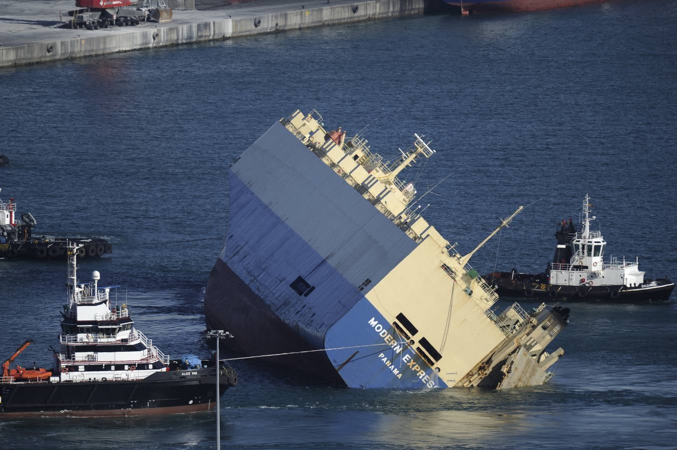 El &#039;Modern Express&#039;, a la espera de ser trasladado a otro muelle