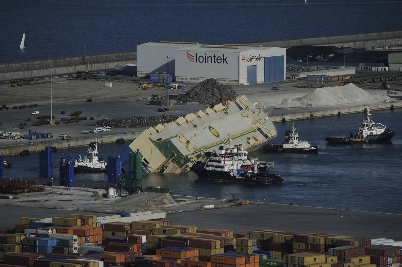 El &#039;Modern Express&#039;, a la espera de ser trasladado a otro muelle