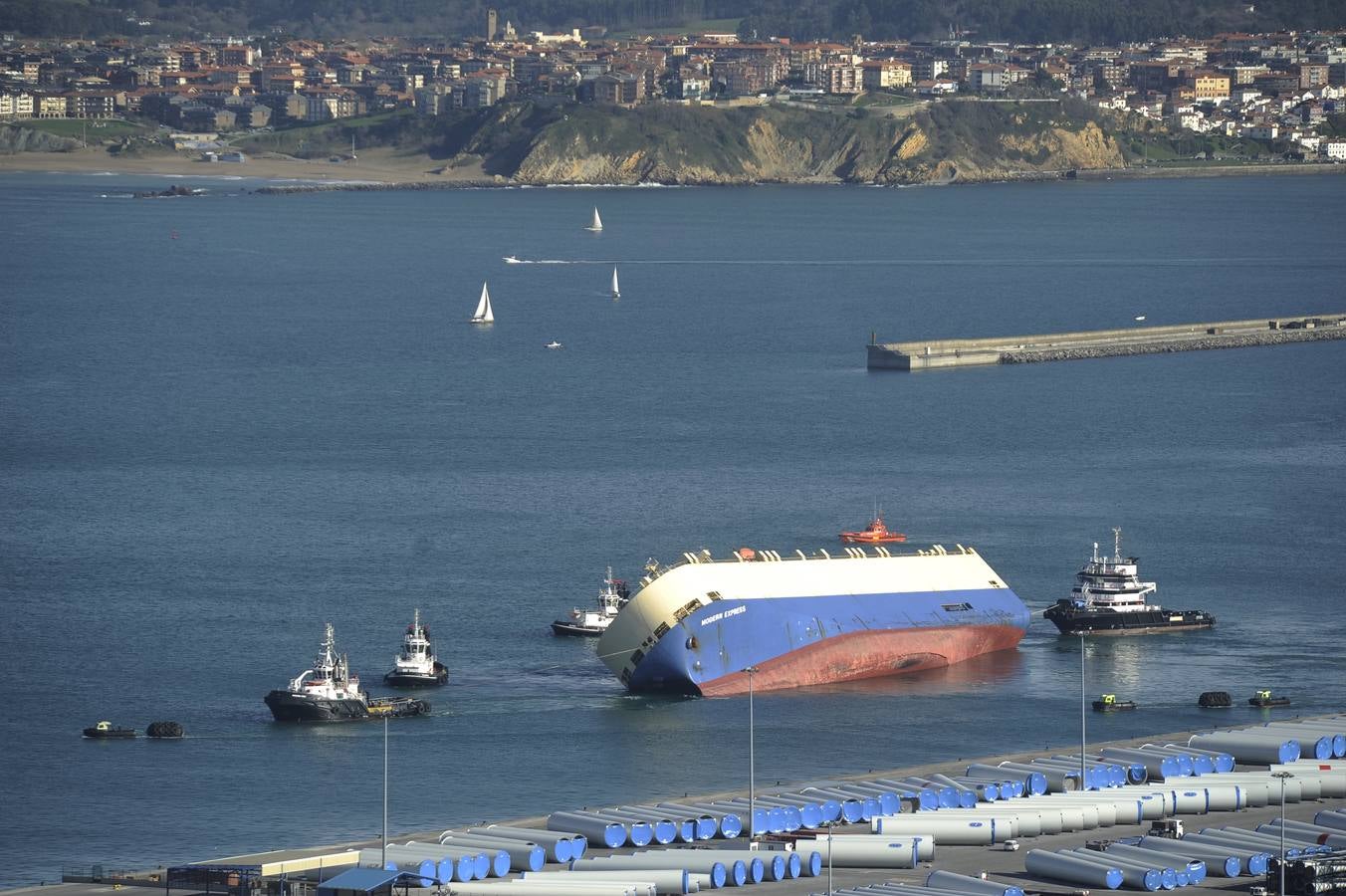 El &#039;Modern Express&#039;, a la espera de ser trasladado a otro muelle