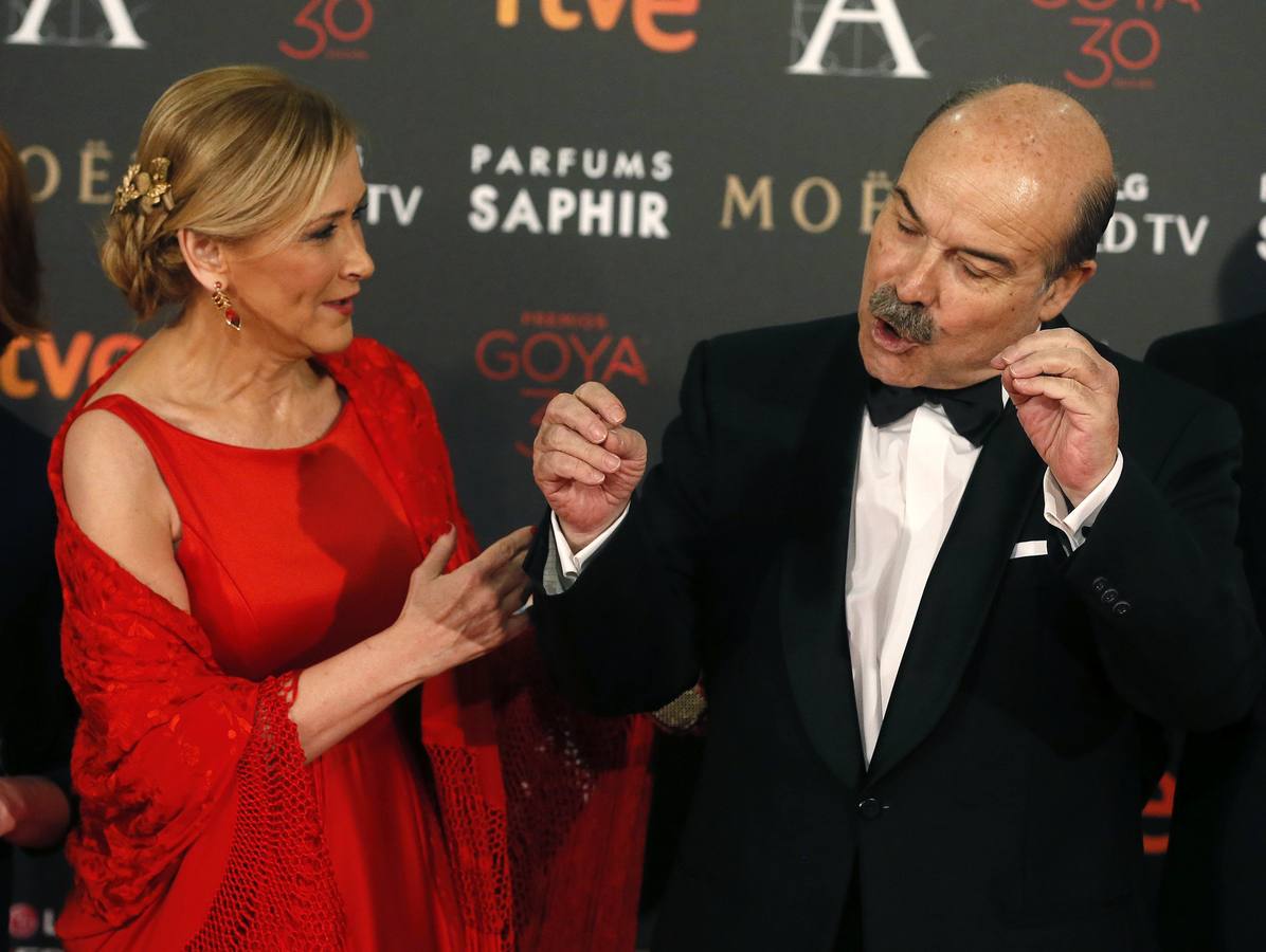 La presidenta de la Comunidad de Madrid, Cristina Cifuentes, junto al presidente de la Academia, Antonio Resines. 