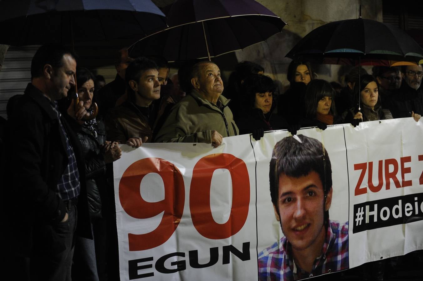 Salen a la luz nuevos datos. Tres testigos declaran que a las 04:30 horas estuvieron con Hodei. Al parecer, estaba muy asustado. Estos jóvenes aseguran que Hodei les pidió ayuda porque creía que iban a atacarle.