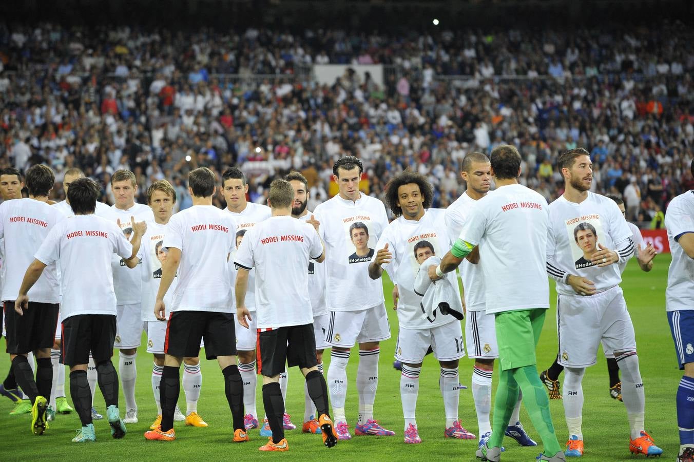 Real Madrid y Athletic saltan al Bernabéu con camisetas de Hodei Egiluz.