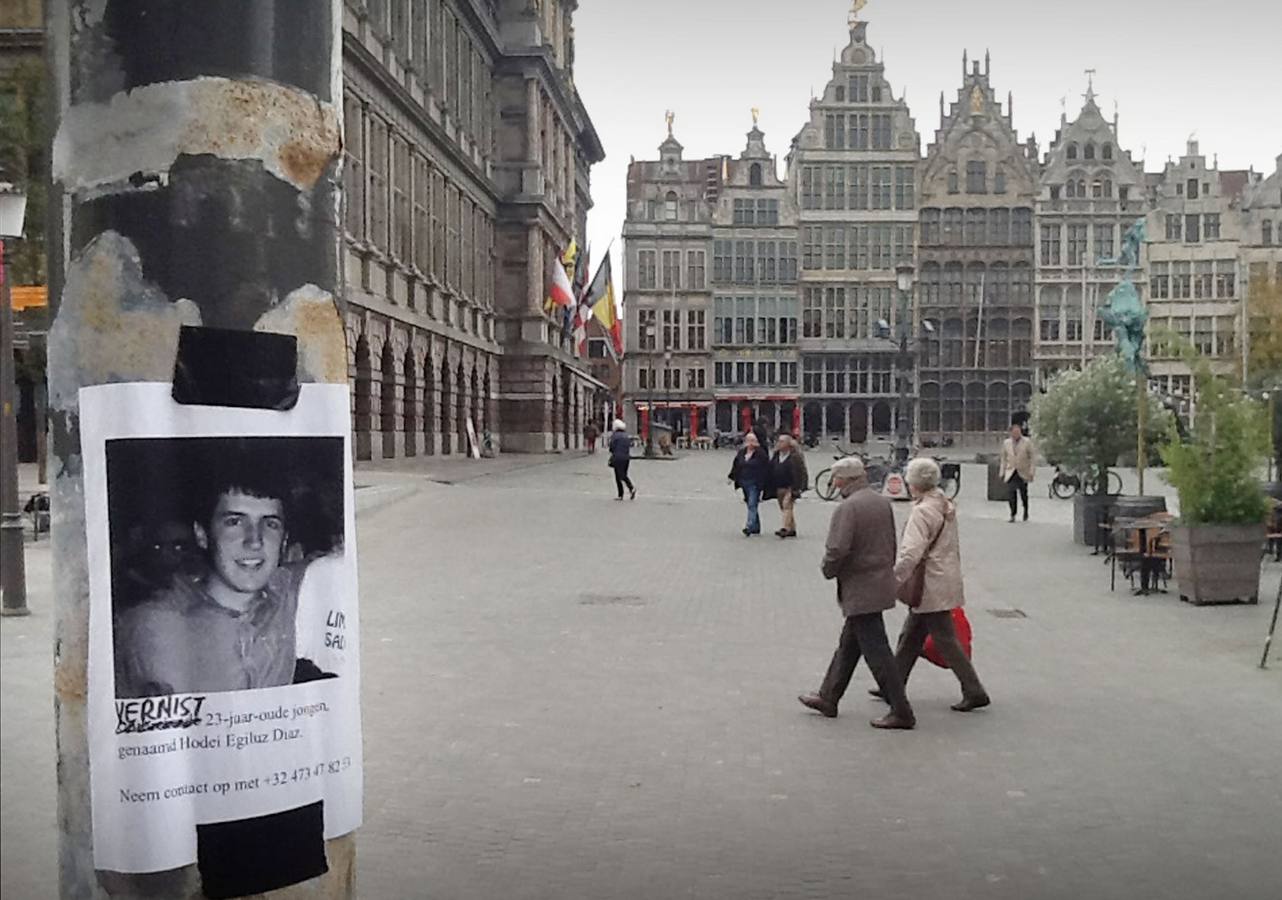 Comienzan a salir datos. El joven se despide de sus amigos hacia las 03:00 horas, pero en lugar de dirigirse a su casa parte en dirección contraria, según las imágenes recogidas por varias cámaras de vigilancia. Amberes comienza a llenarse de carteles.