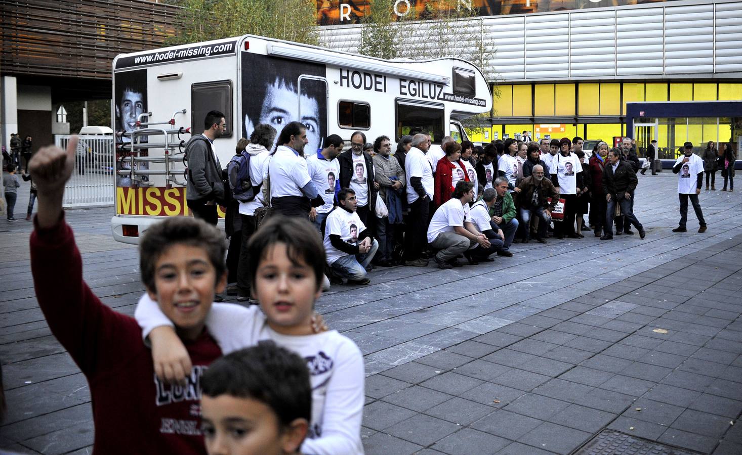 Noviembre de 2014. Despedida de la caravana que recorrerá varias localidades de Belgica, Holanda, Francia y Alemania para dar a conocer la desaparición de Hodei Egiluz
