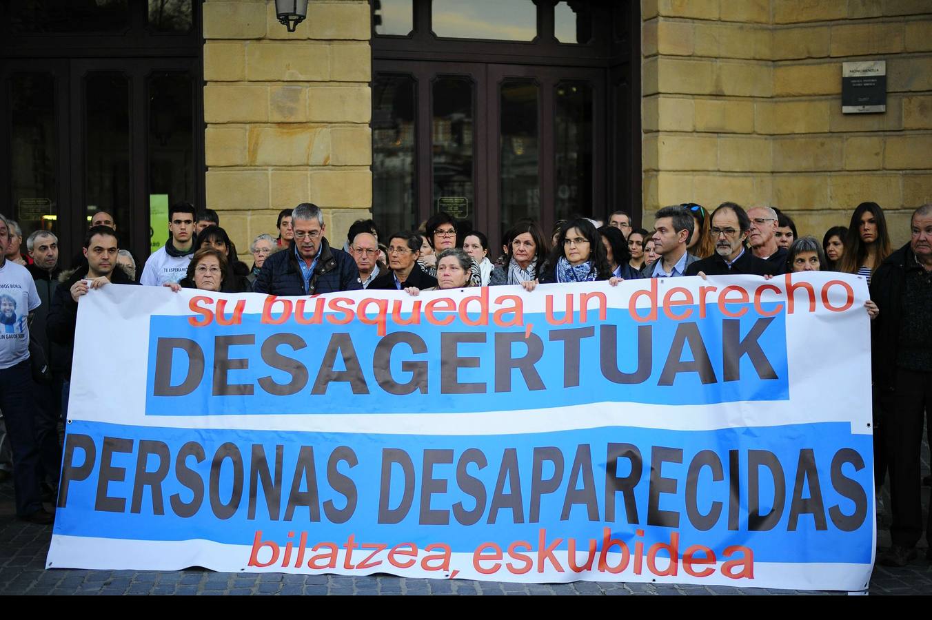 Marzo de 2015. Concentración en la plaza Arriaga, coincidiendo con la celebracion del 'Dia de los desaparecidos sin causa aparente', entre los asistentes los padres de Hodei Egiluz, y de Borja Lazaro.