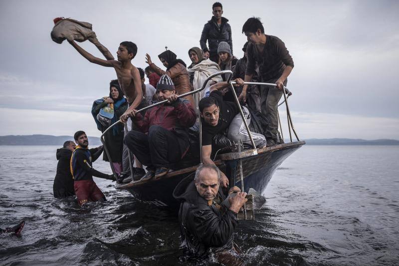 La fotografía muestra a un inmigrante luchando por subir a un tren, en Zagreb (Croacia). Serie ganadora de Noticias de Actualidad.