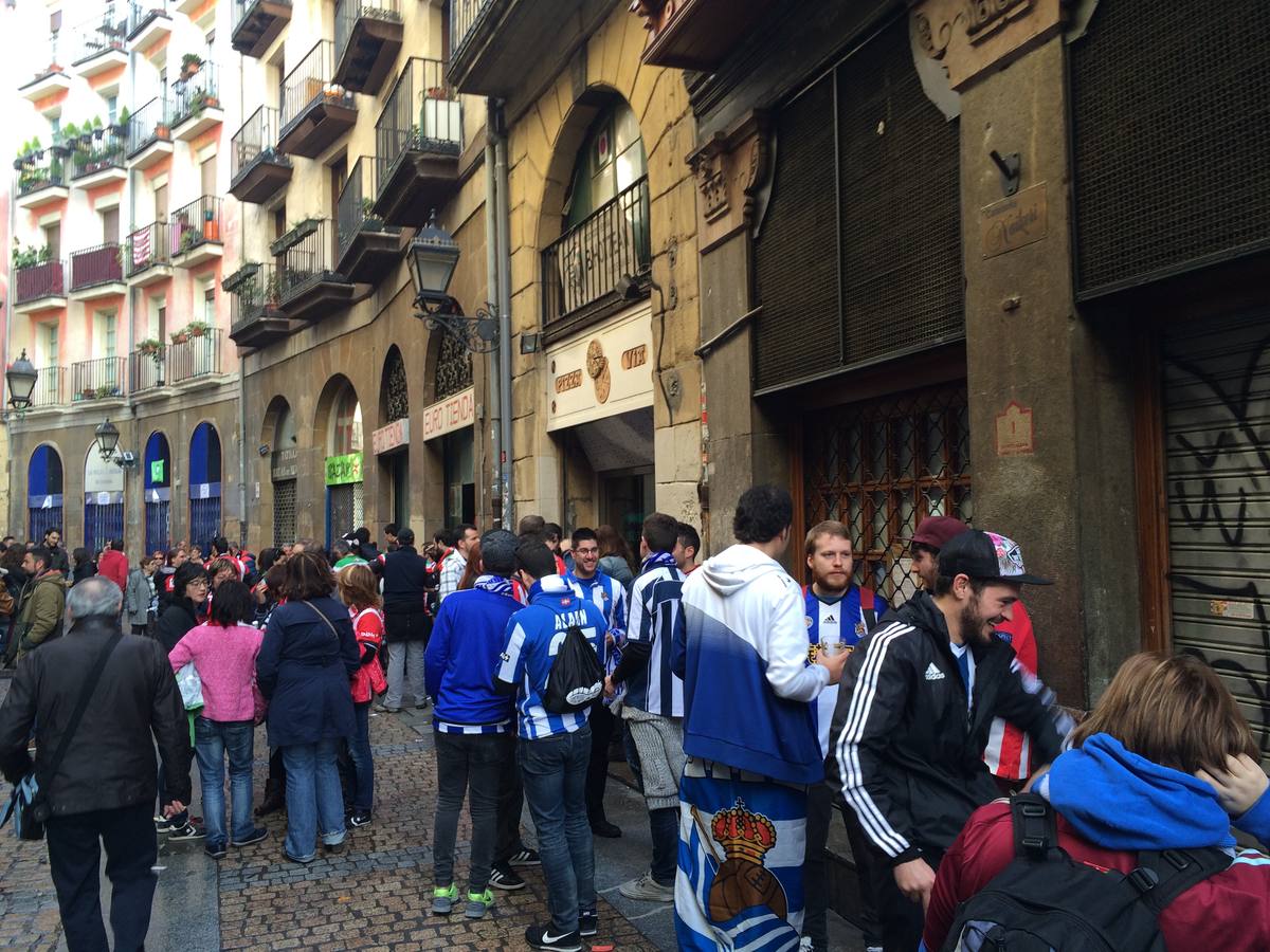 Buen ambiente en las calles de Bilbao antes del berdi