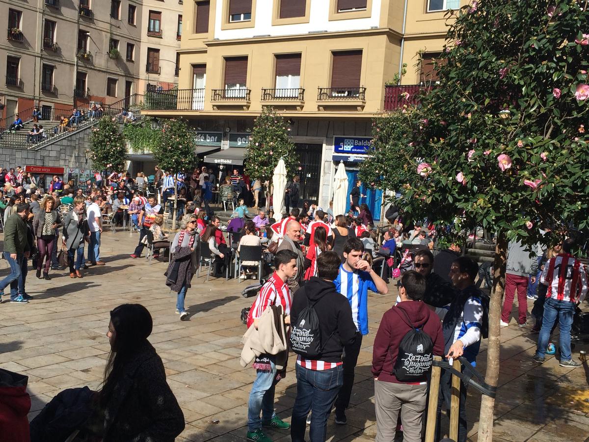 Buen ambiente en las calles de Bilbao antes del berdi