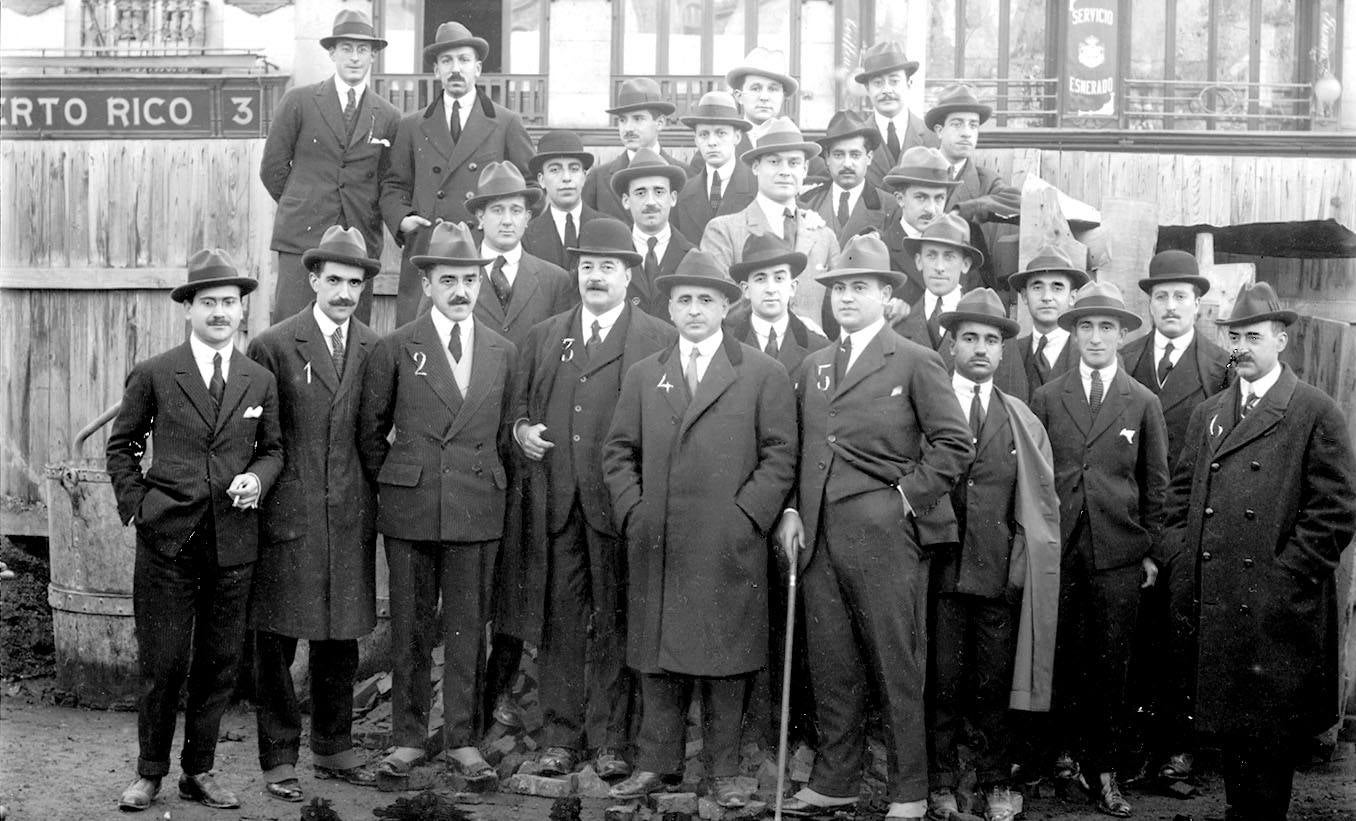 Arquitectos de Madrid posan tras inspeccionar las obras del metropolitano. Entre otros aparecen Alberto Palacios (numerado con el 4) y los Otamendi (1 y 2).