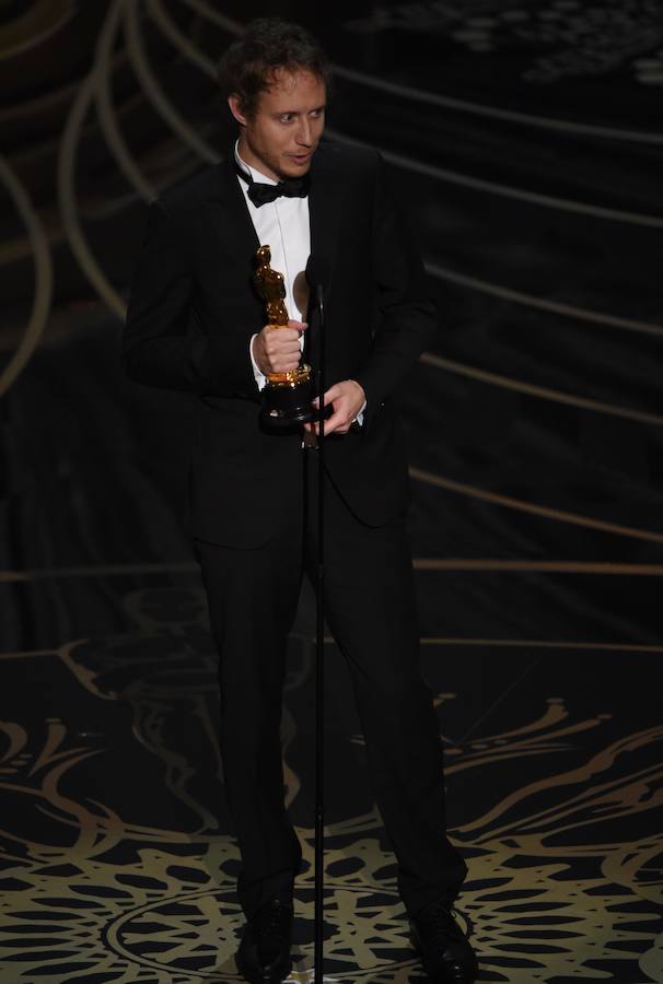 Laszlo Nemes, el director de 'El hijo de Saúl', recibe el Oscar a la mejor película en lengua extranjera.