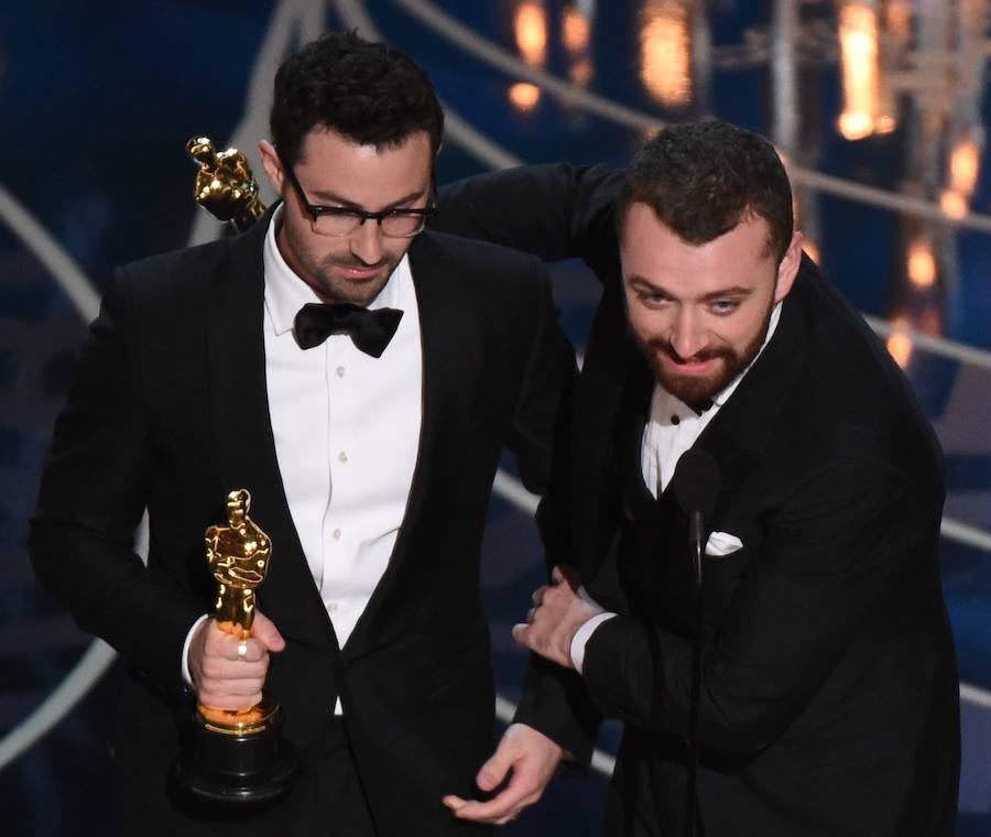 Jimmy Napes y Sam Smith reciben el Oscar a la mejor canción.