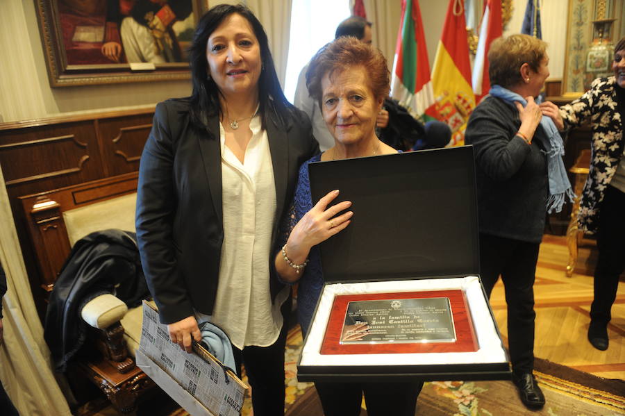 Homenaje en el Ayuntamiento a los familiares del 3 de Marzo