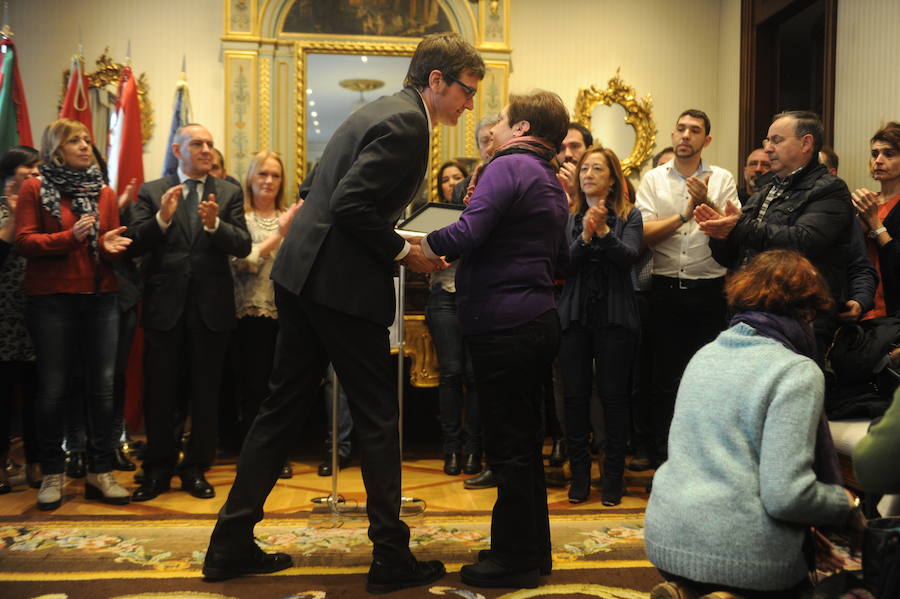 Homenaje en el Ayuntamiento a los familiares del 3 de Marzo