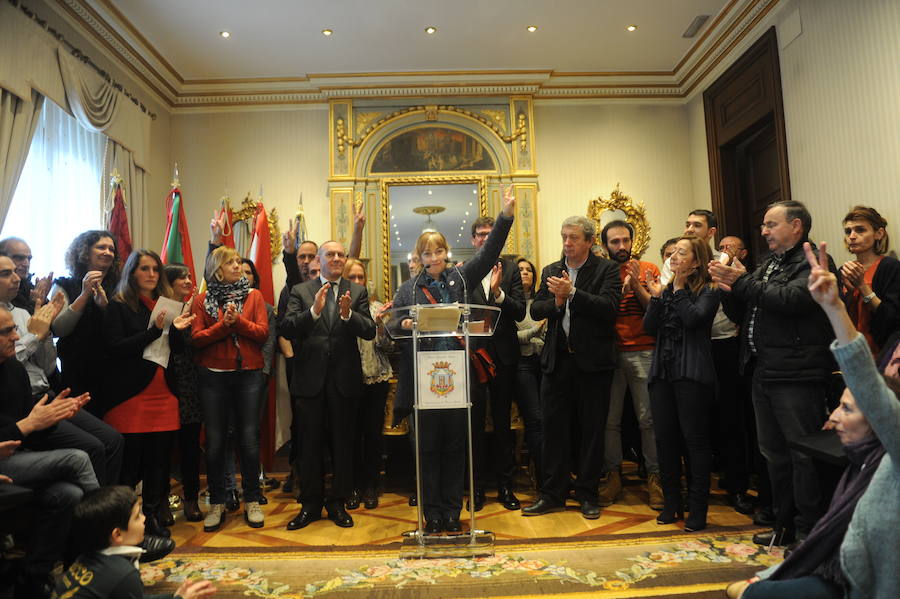 Homenaje en el Ayuntamiento a los familiares del 3 de Marzo