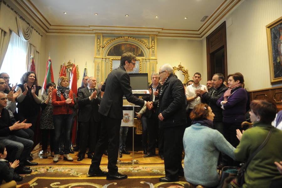 Homenaje en el Ayuntamiento a los familiares del 3 de Marzo